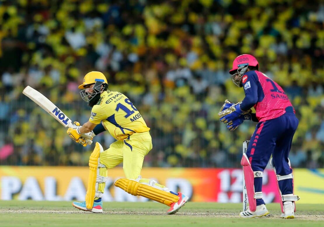 two cricket players playing against eachother in a packed stadium in Chennai, Tamil Nadu